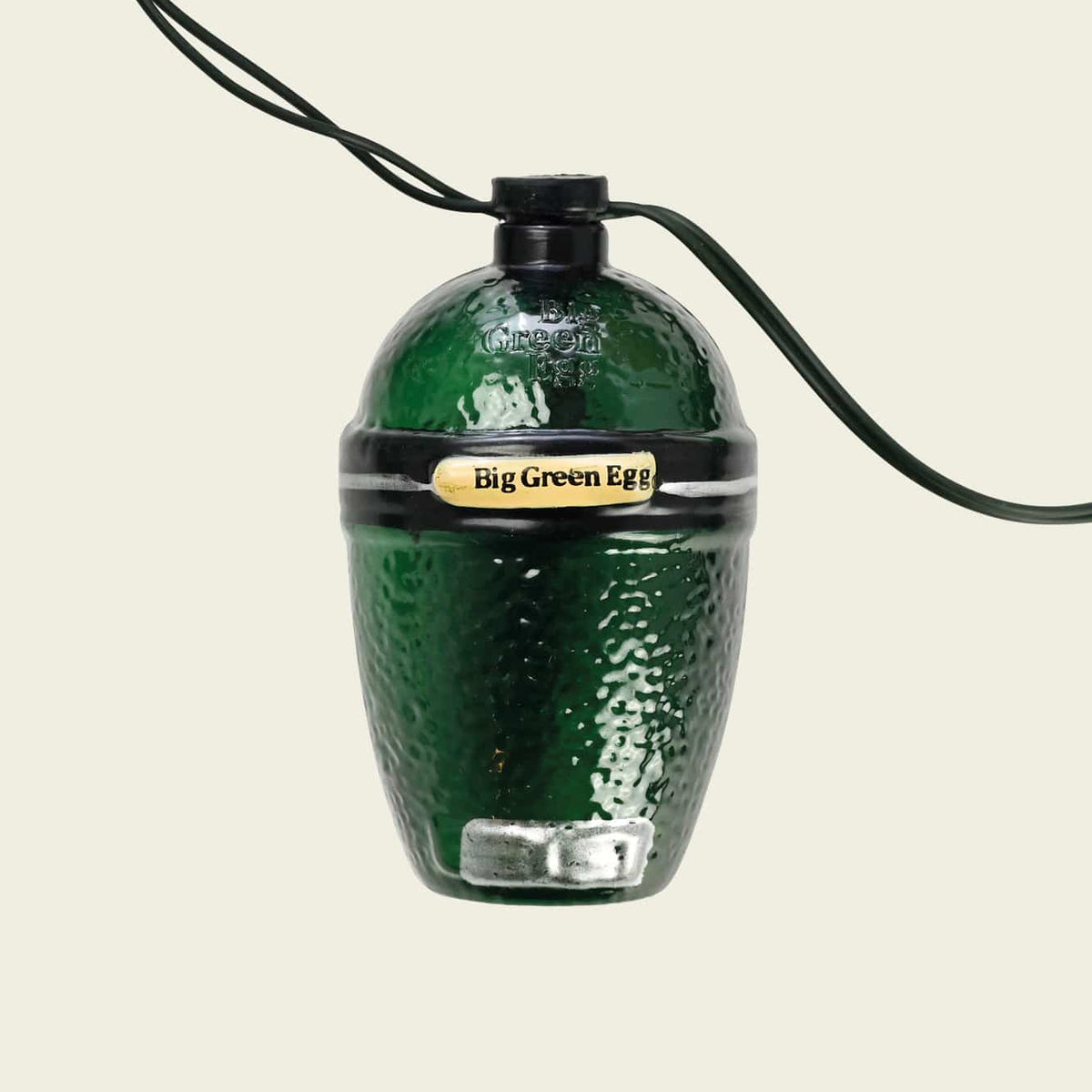 Close-up van een groen mini-EGG LED-lampje van de Big Green Egg lichtslinger op zonne-energie.