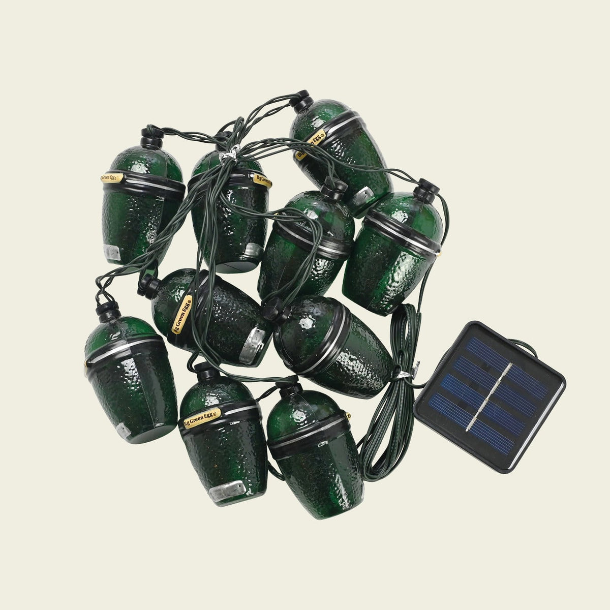 Big Green Egg lichtslinger met tien groene mini-EGG-lampjes en het bijgeleverde zonnepaneel.