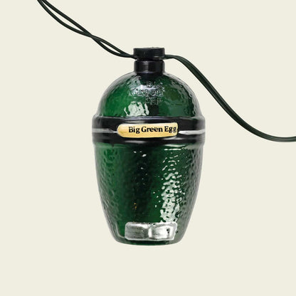 Close-up van een groen mini-EGG LED-lampje van de Big Green Egg lichtslinger op zonne-energie.