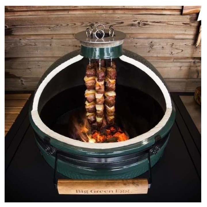 Vleesspiesen aan de LetzQ Tandoor Ring boven het houtskoolvuur