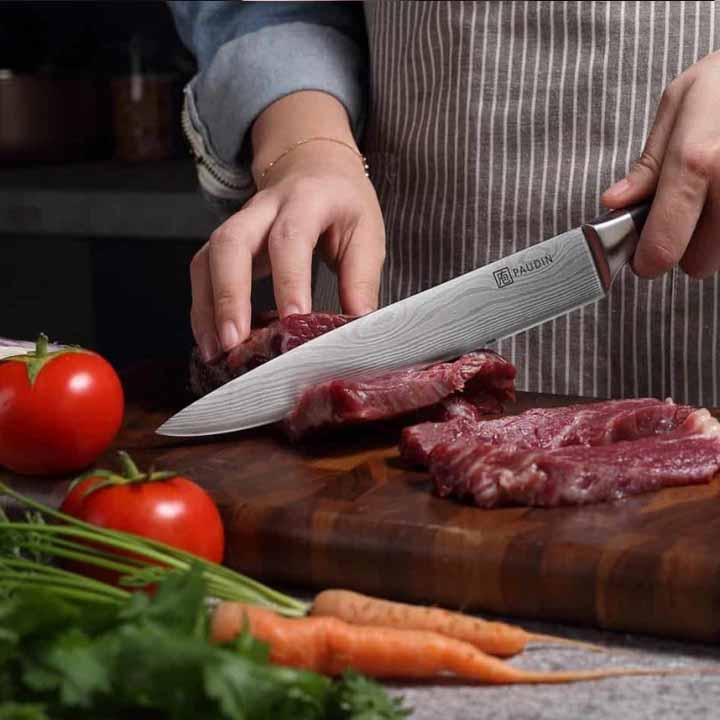 PAUDIN N9 vleesmes in gebruik voor het snijden van gelijkmatige plakken