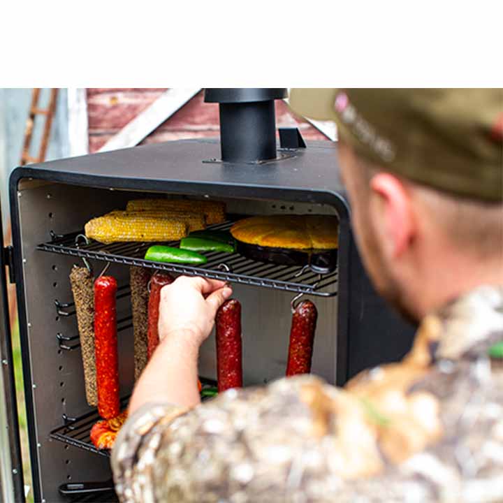 Detail van Pit Boss metalen worsthaken voor gebruik in een rookoven of smoker