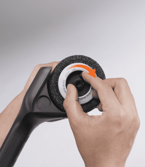 Twee zwarte vervangende reinigingskoppen voor de Typhur Grill Brush Bot elektrische BBQ-borstel.